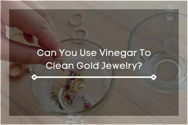 Cleaning gold jewelry in cleaning solution